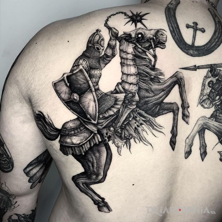 Tatuaż jeździec w motywie czarno-szare i stylu graficzne / ilustracyjne na łopatkach