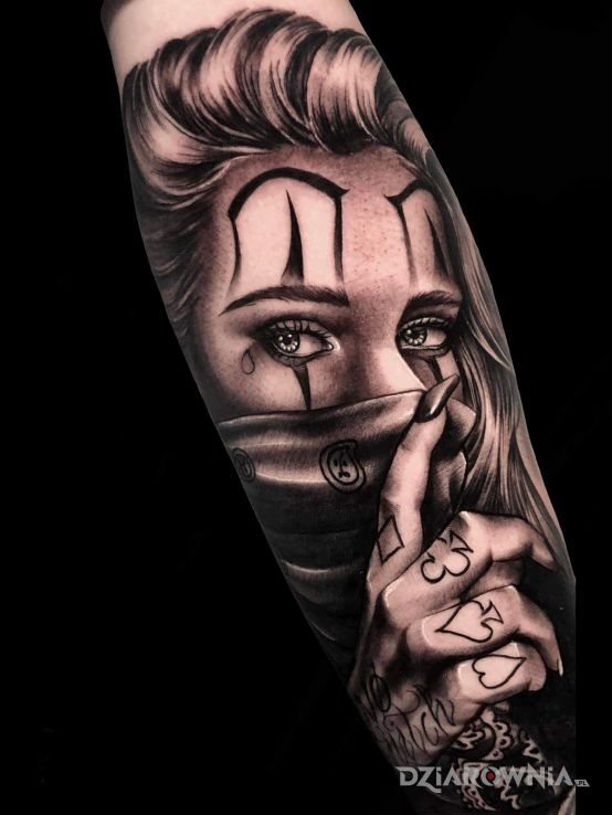 Tatuaż dziewczyna w chuście w motywie czarno-szare i stylu realistyczne na przedramieniu