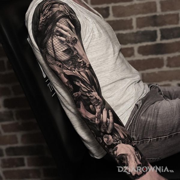 Tatuaż facepalm w motywie czarno-szare i stylu realistyczne na przedramieniu