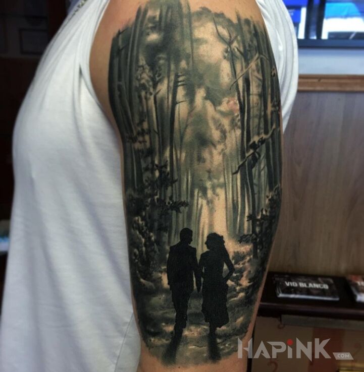 Tattoo Para w lesie in characters motif on the upper arm