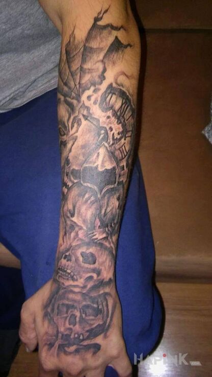 Tattoo Rekaw in skulls motif on the forearm