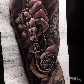 Tatuaż Różaniec i modlitwa na przedramieniu motyw: przedmioty styl: realistyczne