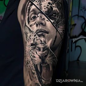 Tatuaż Spokojna kobieta wkurzony kot na ramieniu motyw: zwierzęta styl: realistyczne