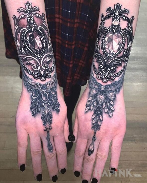 Tattoo Bogato zdobione dłonie in ornaments motif and realistic style on the hand