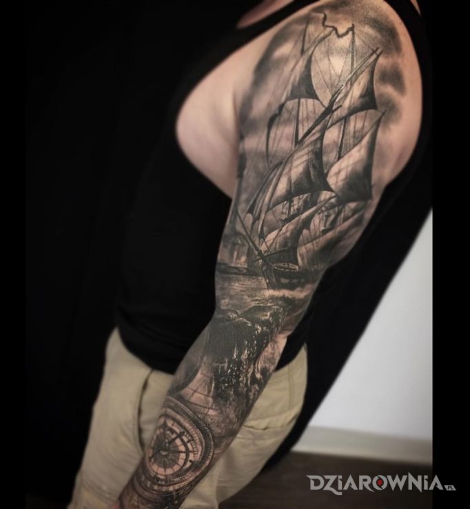 Tatuaż rekaw z statkiem w motywie rękawy i stylu realistyczne na ramieniu