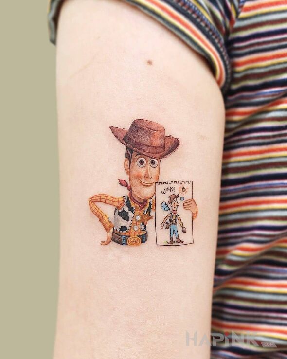 Tattoo Chudy z Toy Story in characters motif and minimalistic style on the upper arm