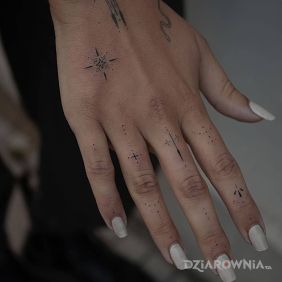 Tatuaż Maciupkie wzorki na dłoni motyw: ornamenty styl: minimalistyczne