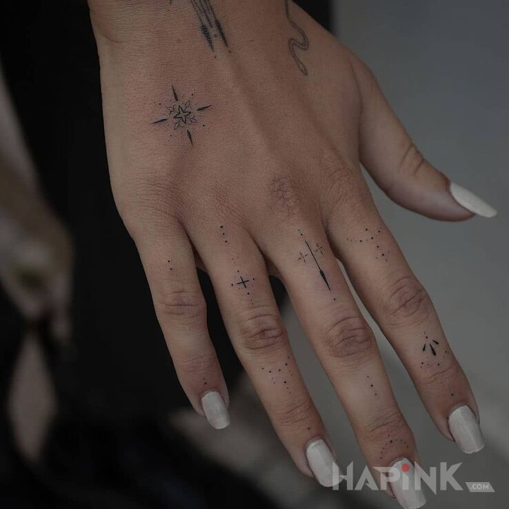 Tattoo Maciupkie wzorki in ornaments motif and minimalistic style on the fingers