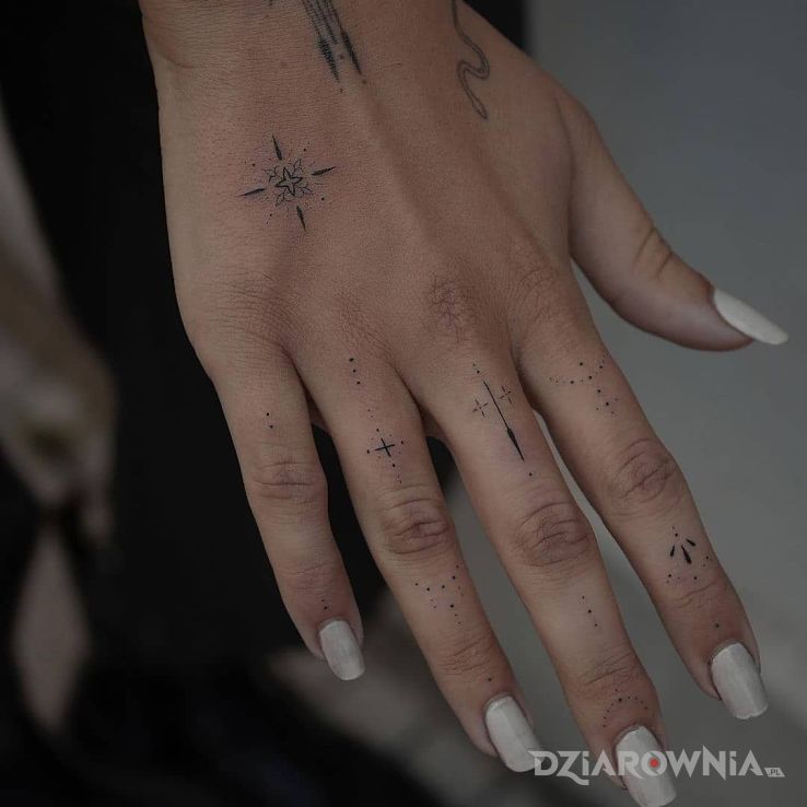 Tatuaż maciupkie wzorki w motywie ornamenty i stylu minimalistyczne na dłoni