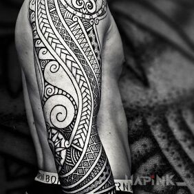 Tattoo Polynesia once again on the upper arm motif: black and gray style: Polynesian