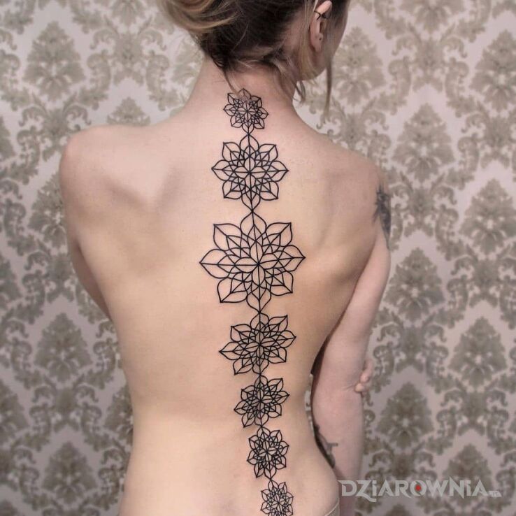 Tatuaż Geometryczne wzorki w motywie pozostałe i stylu kontury / linework na plecach