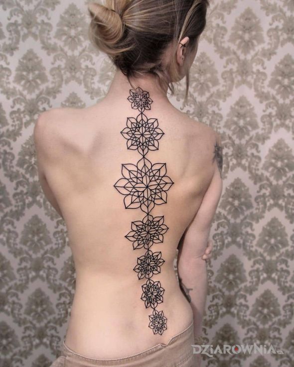 Tatuaż geometryczne wzorki w motywie pozostałe i stylu geometryczne na plecach