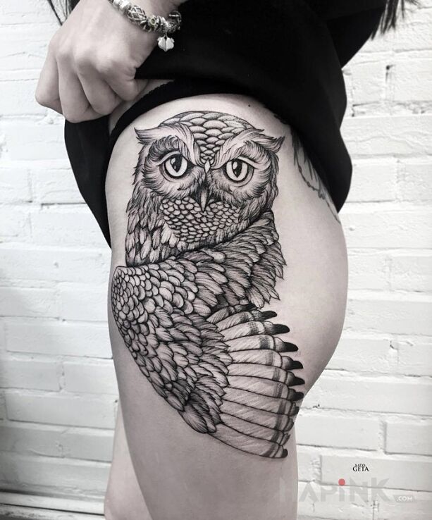 Tattoo Sowa in animals motif on the leg