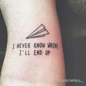 Tatuaż Samolocik z papieru na przedramieniu motyw: napisy styl: minimalistyczne