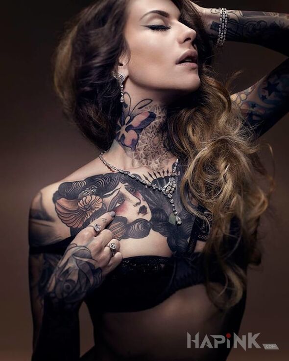 Tattoo Szatynka z fajnymi tatuazami in sexy motif on the neck