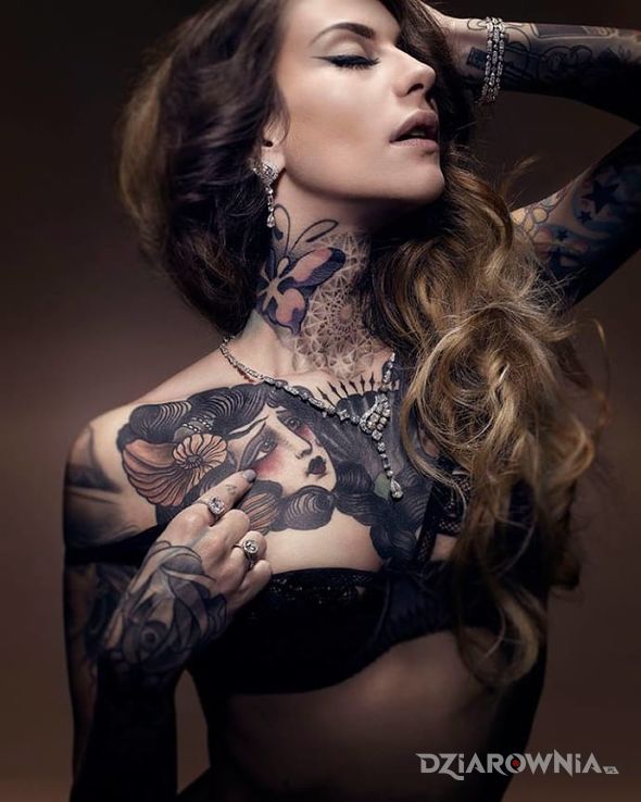 Tatuaż szatynka z fajnymi tatuazami w motywie motyle na ramieniu