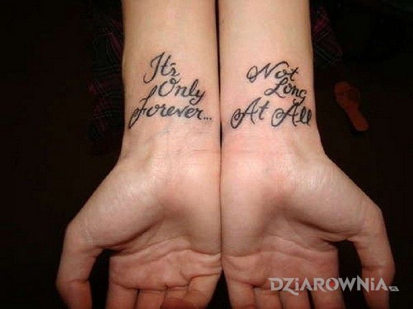 Tatuaż napis w jezyku angielskim w motywie napisy na nadgarstku