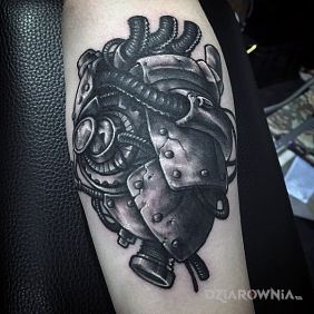 Tatuaż Mechaniczne serce na przedramieniu motyw: przedmioty styl: realistyczne