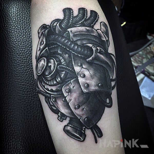 Tattoo Mechaniczne serce in steampunk motif and realistic style on the forearm