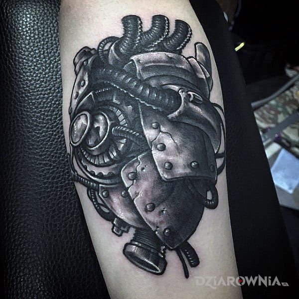 Tatuaż mechaniczne serce w motywie steampunk i stylu realistyczne na przedramieniu