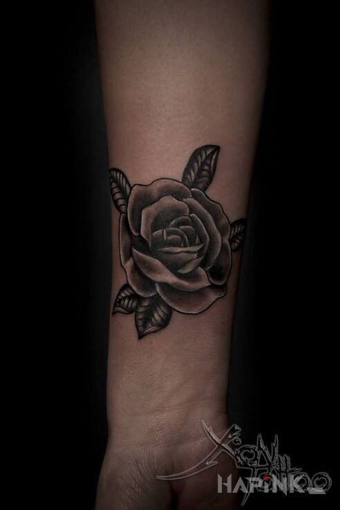 Tattoo Róża w oldschoolu in flowers motif on the forearm