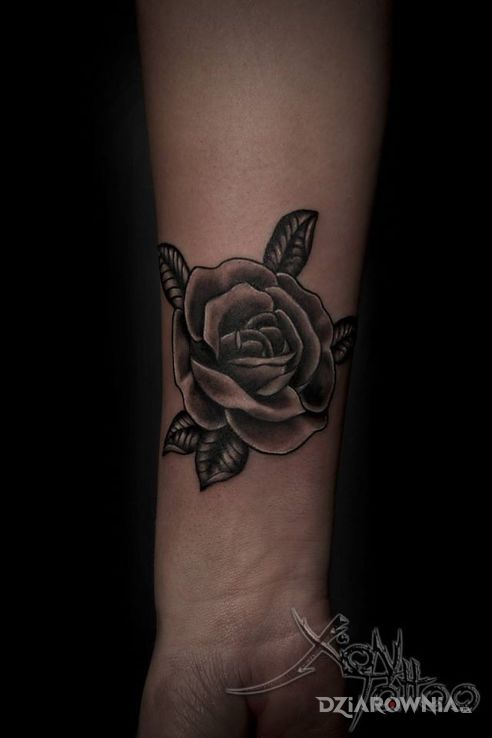 Tatuaż róża w oldschoolu w motywie kwiaty na przedramieniu