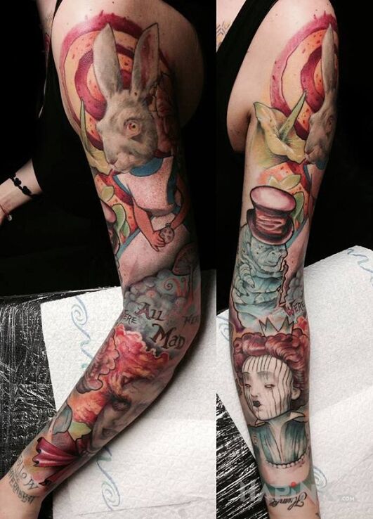Tattoo Alicja w krainie czarów in sleeves motif on the upper arm