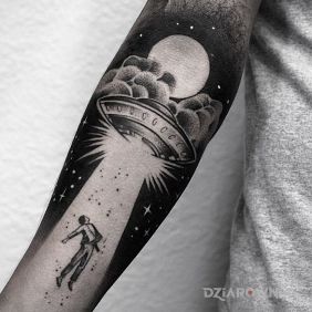 Tatuaż Statek ufo na przedramieniu motyw: postacie styl: graficzne / ilustracyjne