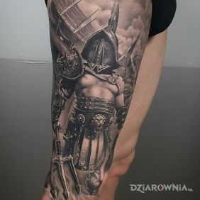 Tatuaż Gladiator z trojzebem na nodze motyw: czarno-szare styl: realistyczne
