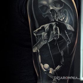 Tatuaż Sterowana marionetka na ramieniu motyw: czaszki styl: realistyczne