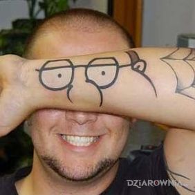 Tatuaż Family guy na przedramieniu motyw: śmieszne styl: minimalistyczne