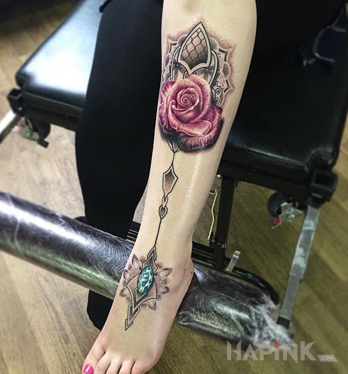 Tattoo Śliczna róża in flowers motif on the foot