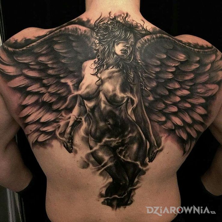 Tatuaż zarąbisty anioł w motywie skrzydła i stylu realistyczne na łopatkach