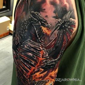 Tatuaż Ognisty smok na ramieniu motyw: fantasy styl: realistyczne