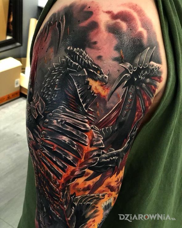 Tatuaż ognisty smok w motywie fantasy i stylu realistyczne na ramieniu