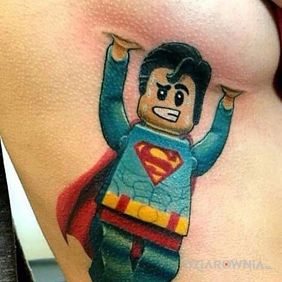 Tatuaż Superman i cycek na żebrach motyw: kolorowe styl: kreskówkowe / komiksowe