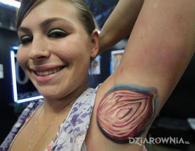 Tatuaż cebula w motywie śmieszne i stylu realistyczne na ramieniu
