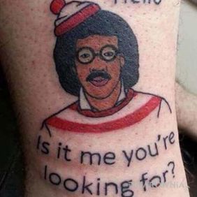 Tatuaż Lionel Richie na nodze motyw: postacie styl: graficzne / ilustracyjne