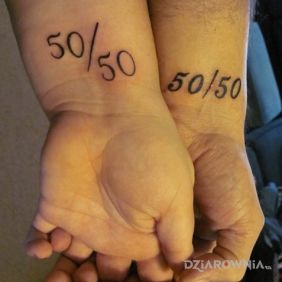 Tatuaż 50/50 na nadgarstku motyw: miłosne
