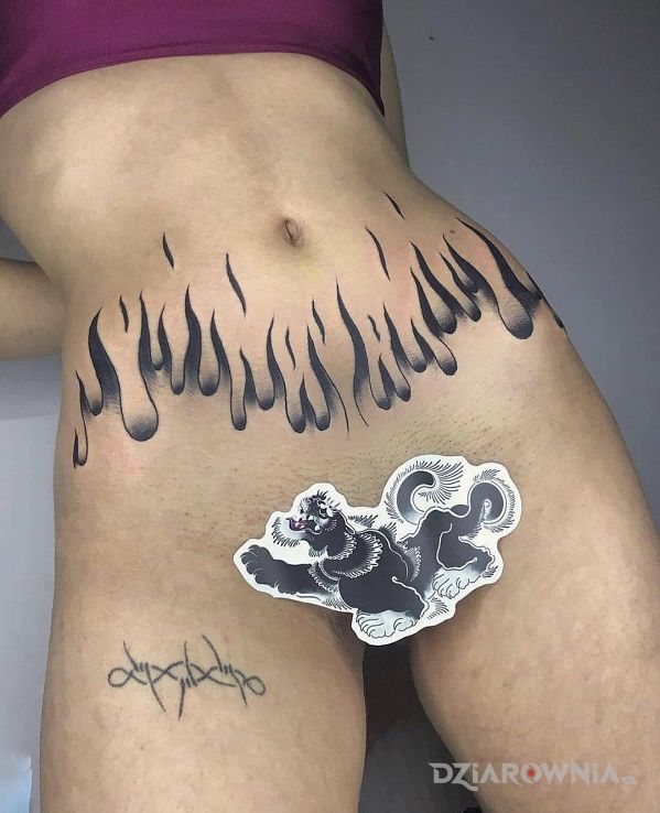 Tatuaż jest ogień w motywie seksowne i stylu oldschool na brzuchu