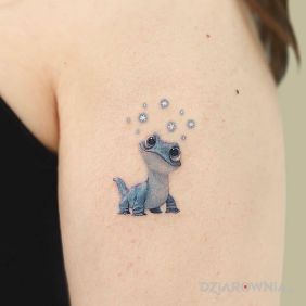 Tatuaż Mała jaszczurka ❤❤❤ na ramieniu motyw: kolorowe styl: kreskówkowe / komiksowe