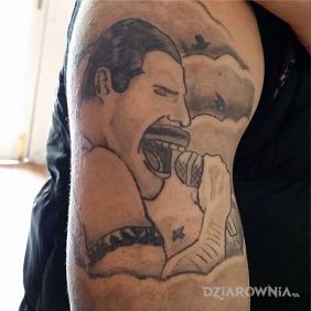 Tatuaż Freddy Mercury na ramieniu motyw: czarno-szare