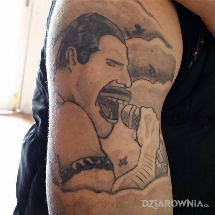 Tatuaż Freddy Mercury w motywie śmieszne na ramieniu