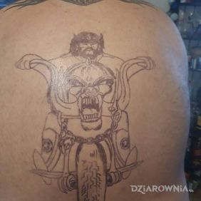 Tatuaż Moto gang na plecach motyw: czarno-szare