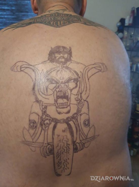 Tatuaż moto gang w motywie czarno-szare na plecach
