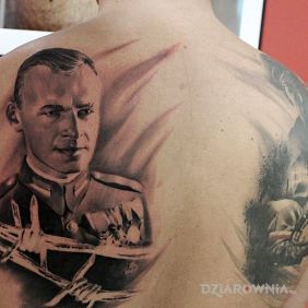 Tatuaż Witold Pilecki na łopatkach motyw: postacie
