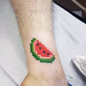Tatuaż Arbuzik przy kostce motyw: pikselowane