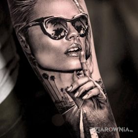 Tatuaż Zafascynowana widokiem palm na przedramieniu motyw: 3D styl: realistyczne