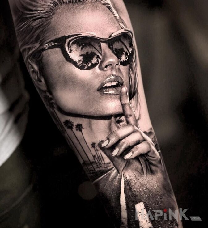 Tattoo Zafascynowana widokiem palm in 3D motif and realistic style on the forearm