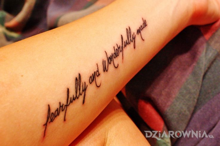 Tatuaż fearfully and wonderfully made w motywie napisy na nodze